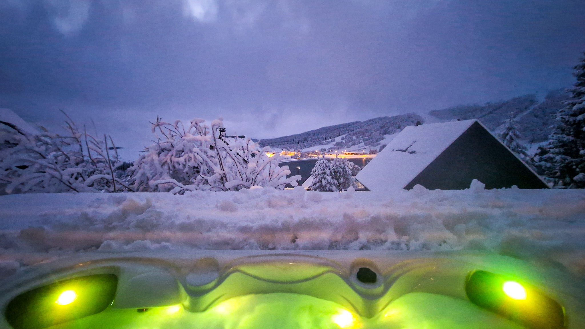Offrez-vous une parenthèse de bien-être dans notre chalet avec spa privatif extérieur. Idéal après une journée de ski ou de randonnée, détendez-vous sous les étoiles, bercé par la chaleur apaisante des bulles, au cœur d’un cadre naturel exceptionnel.