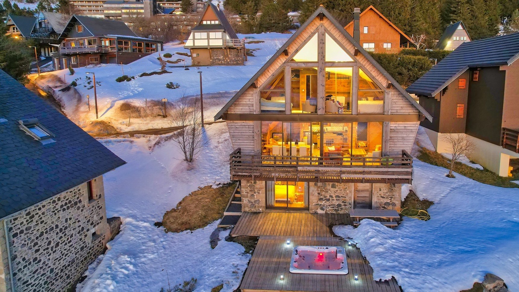 Le Chalet de standing à Super Besse, idéal pour 4 à 12 personnes, offre un cadre chaleureux et une vue imprenable sur le massif du Sancy. Alliant confort et élégance, il dispose d’un spa extérieur, d’un grand séjour et d’un accès facile aux activités