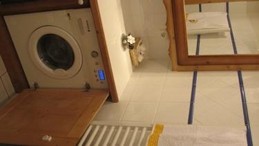 Salle de bain avec lave linge sèche linge