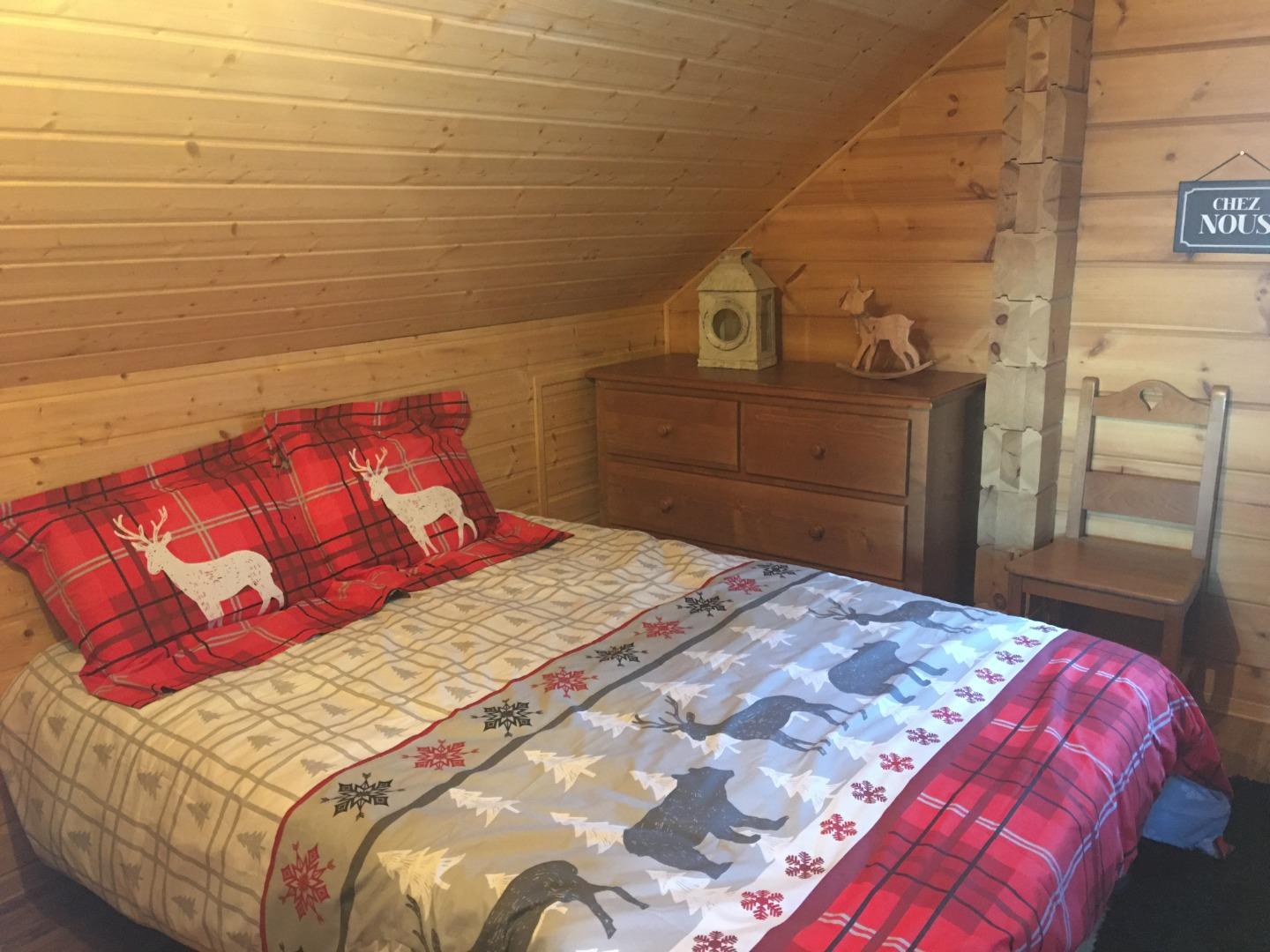 Le Chalet MATAYA Chambre 1 à l'étage avec 1 lit double 140x190 + 2 lits simples en 80x190