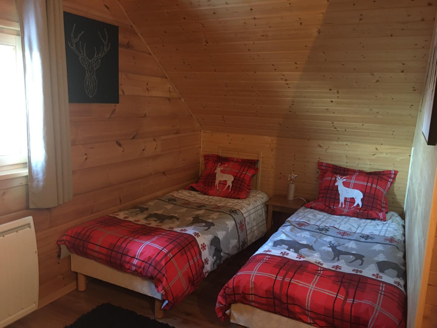 Le Chalet MATAYA Chambre 1 à l'étage avec 1 lit double 140x190 + 2 lits simples en 80x190