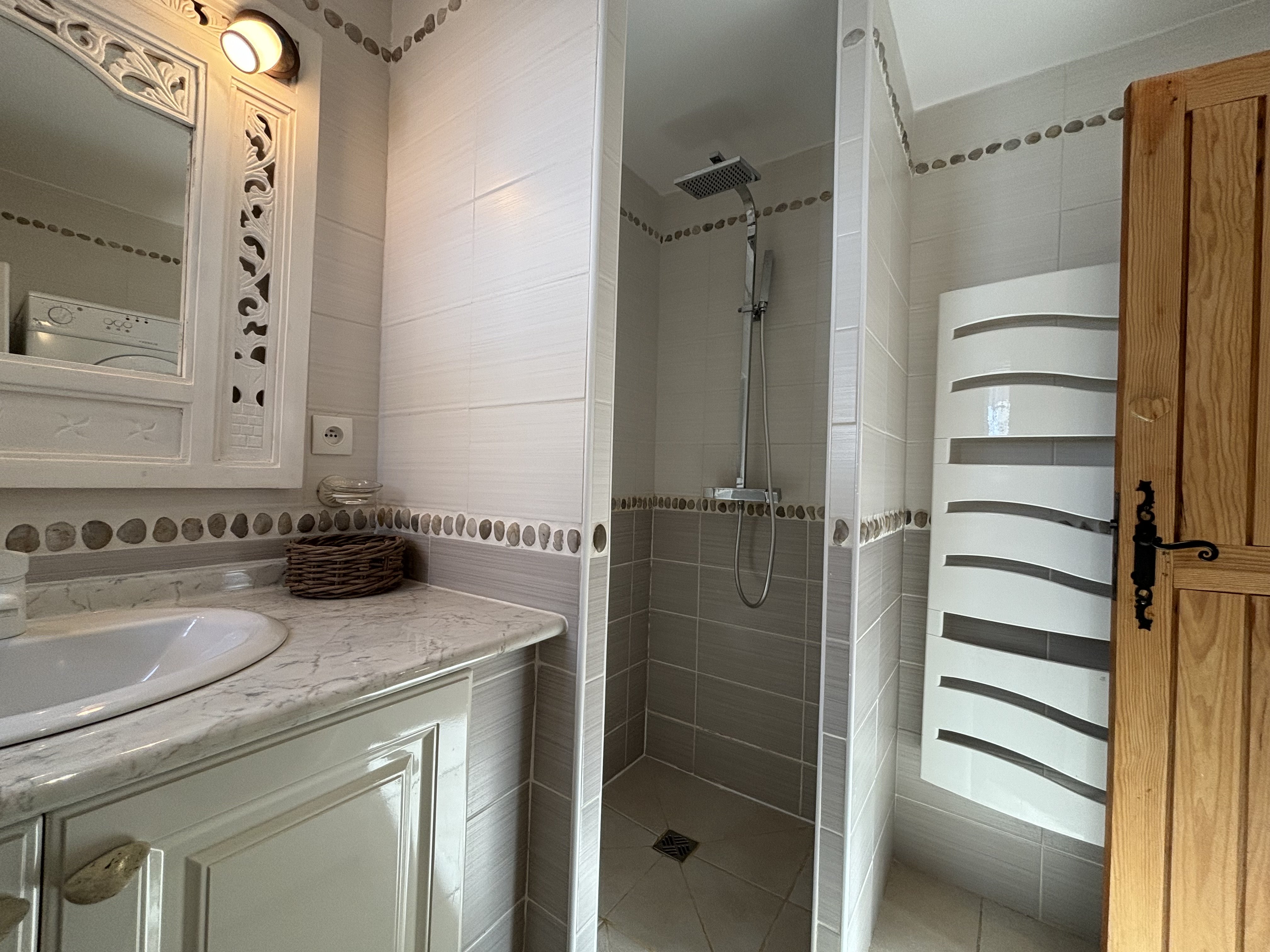 Salle d'eau, douche et toilette avec lave linge et sèche linge (RDC appartement indépendant)