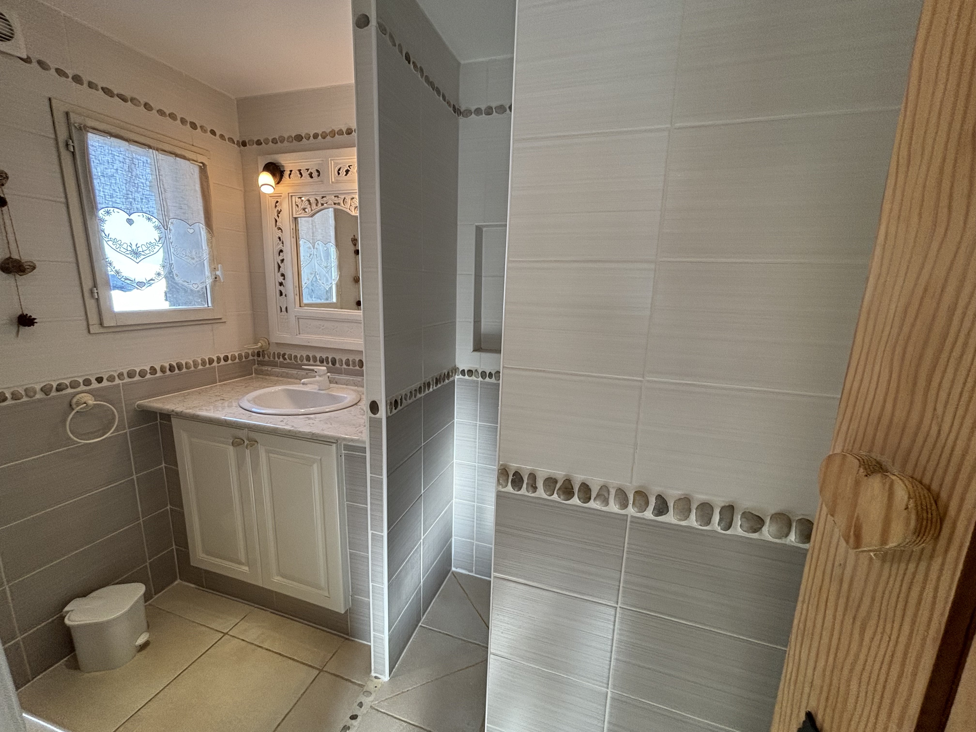 Salle d'eau et toilette (RDC appartement indépendant)