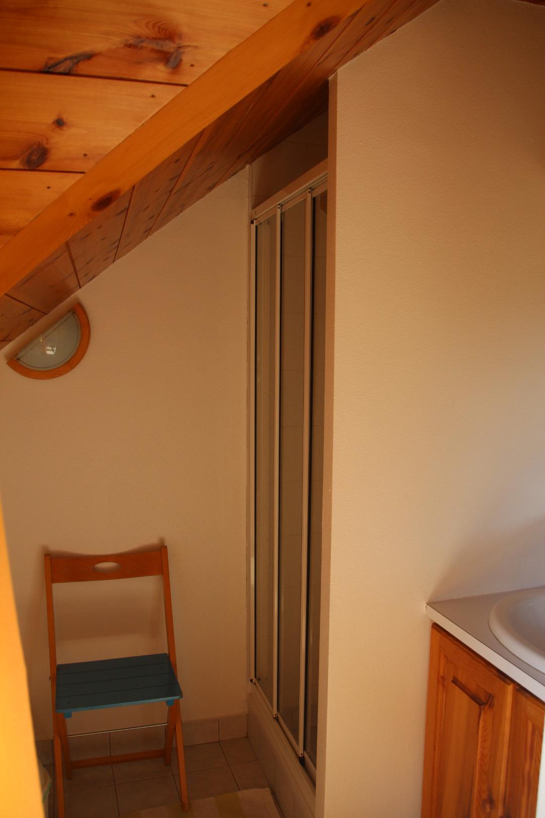 Salle d'eau commune avec la chambre lit 2 places