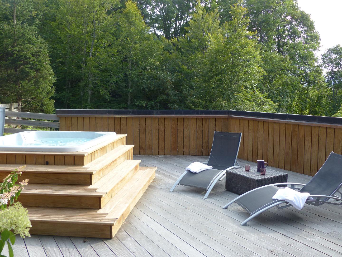 Terrasse ,Est et Sud avec  jacuzzi : été  hiver . 
