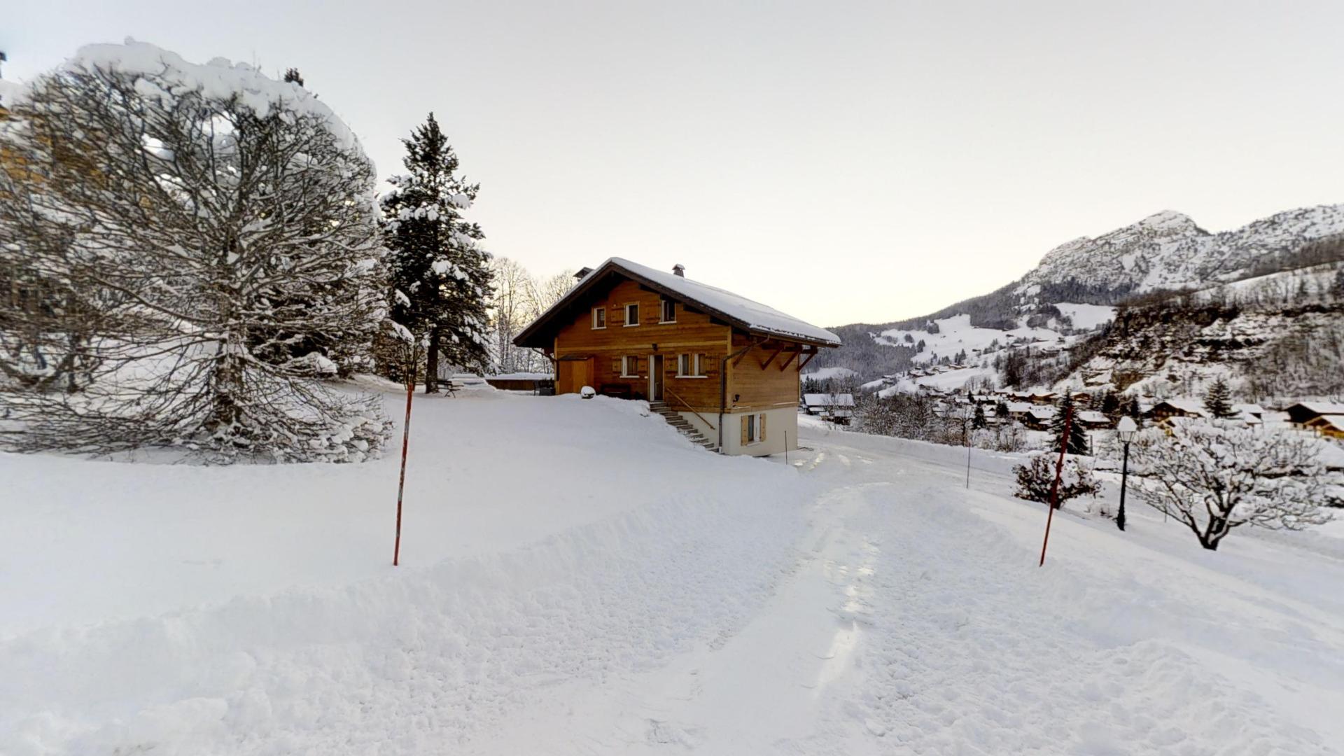 hiver : A 100m des pistes de ski Alpin, 100m du jardin des neiges,cours ESF .150m garderie
entre 300/900m de tout les commerces , cinéma : 900m ski de fond du chinaillon
