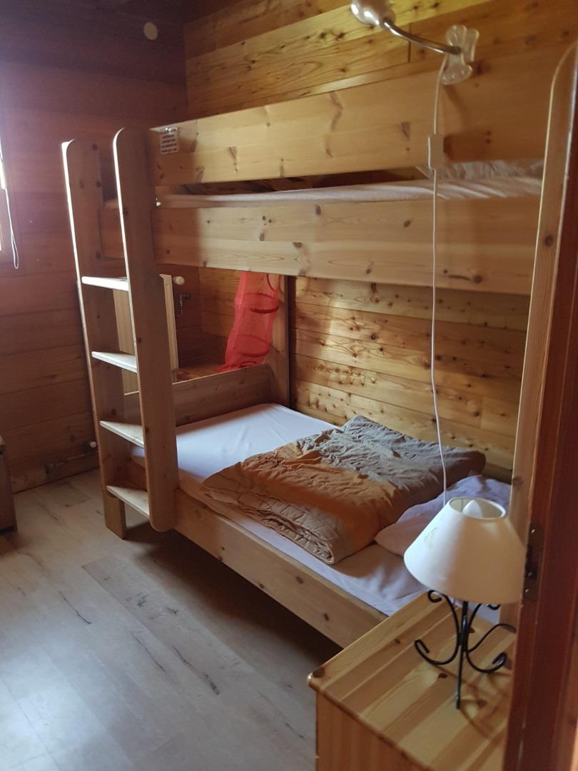 Chambre  2 lits simples superposés ( attention les lits superposés ne conviennent pas aux enfants de moins de 7 ans ). Niveau 2 du duplex.