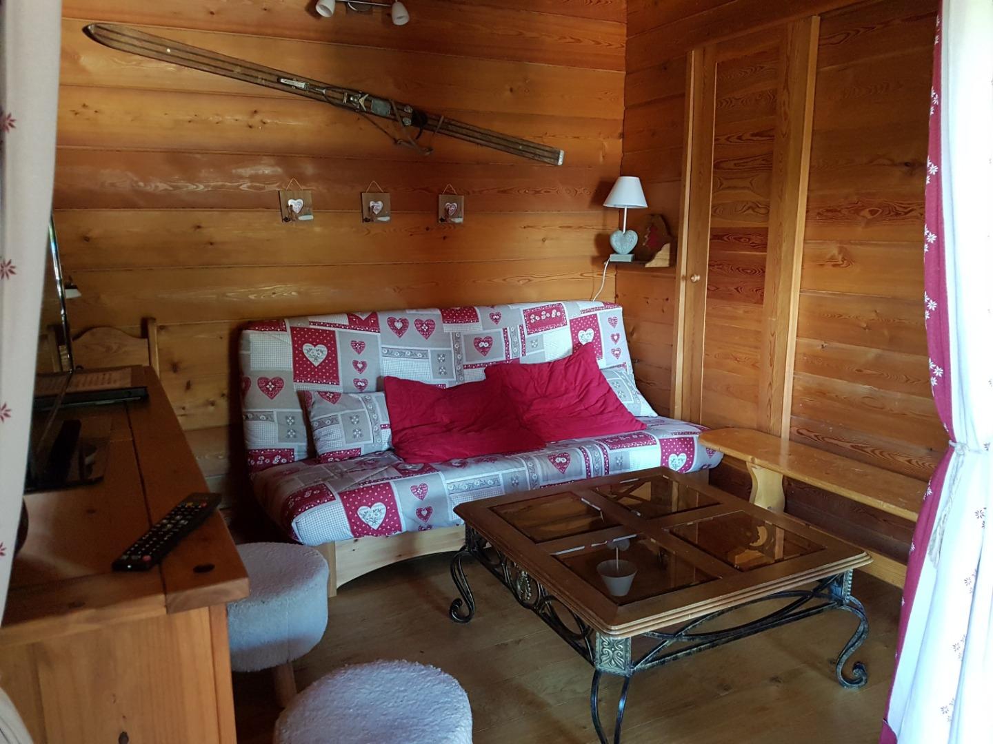 Coin salon télévision, clic clac , niveau 1 du duplex.
Un coin salon télévision, clic clac est également au niveau 2 du duplex.
Les 2 niveaux sont équipés de wc, salle de bains.