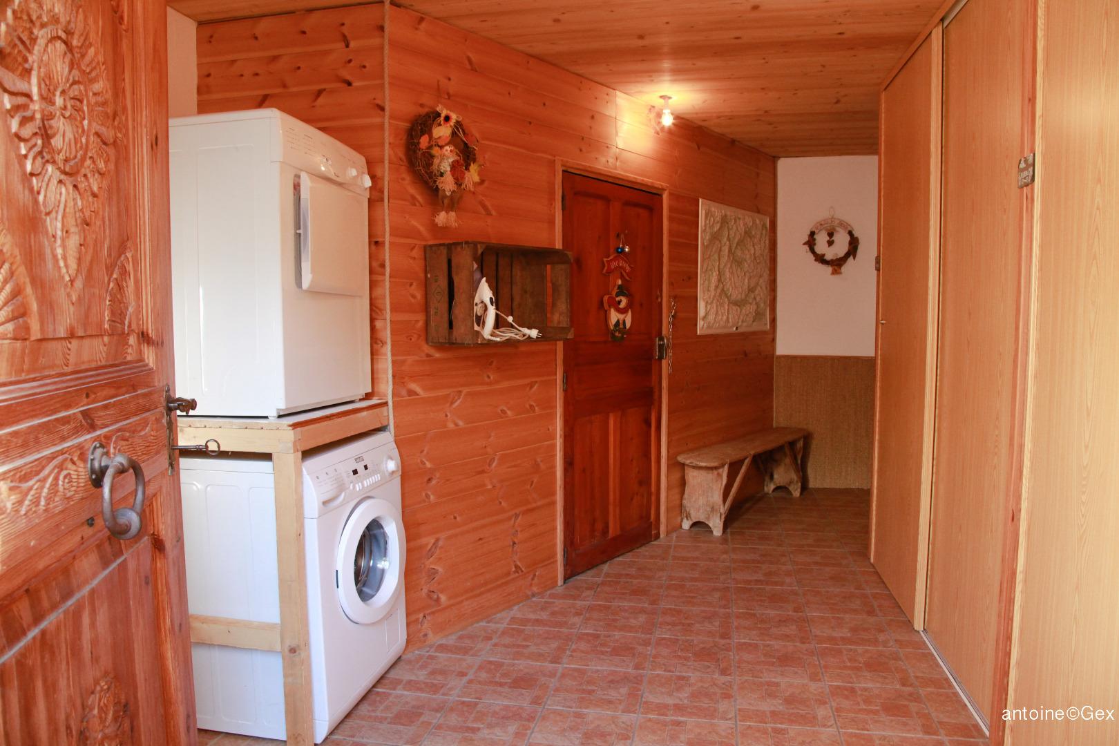 SAS avec un placard pour chaque appartement avec lave linge et sèche linge.