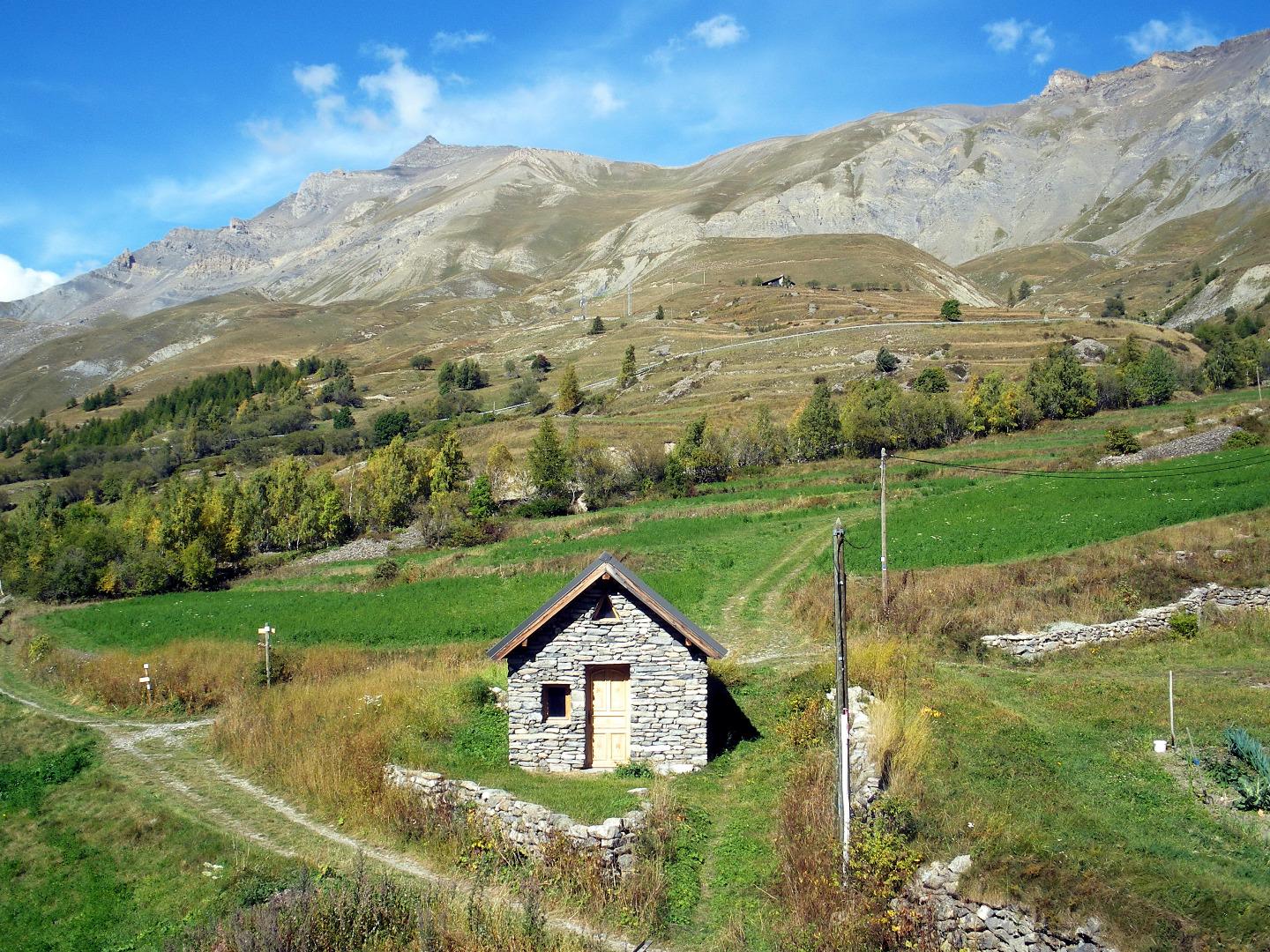 derrière le chalet: le GR20 (ancienne route du Lautaret), la Guindaine/ Côte Plaine