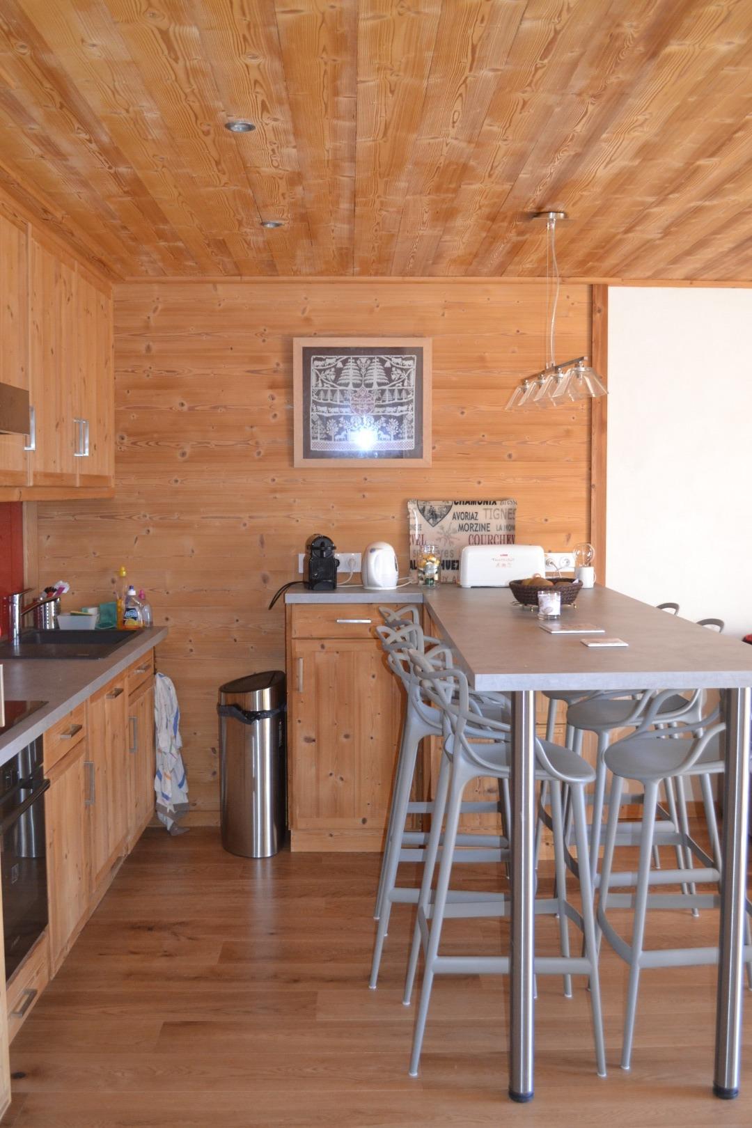 Le séjour cuisine et table haute