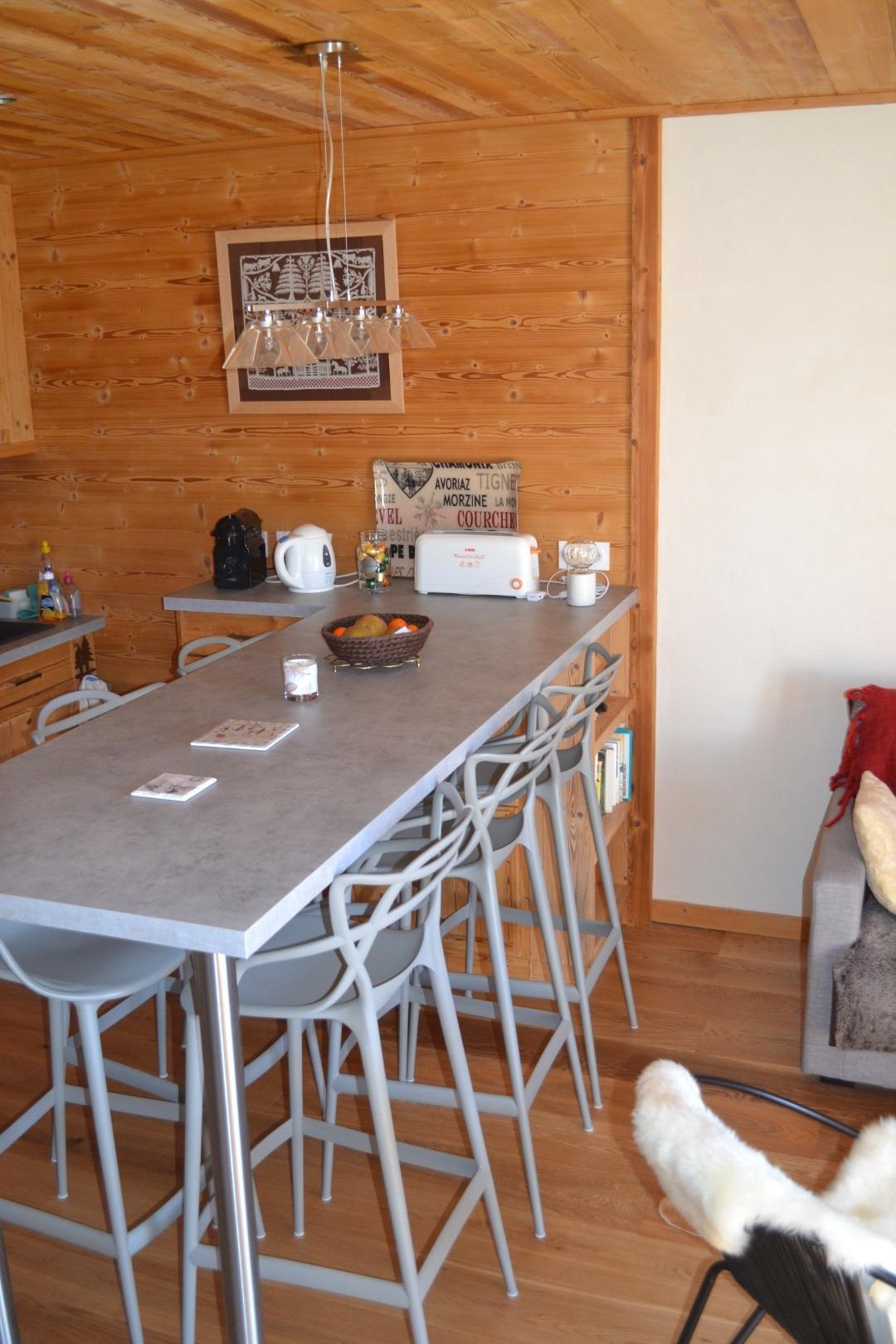 La table haute + 6 chaises hautes