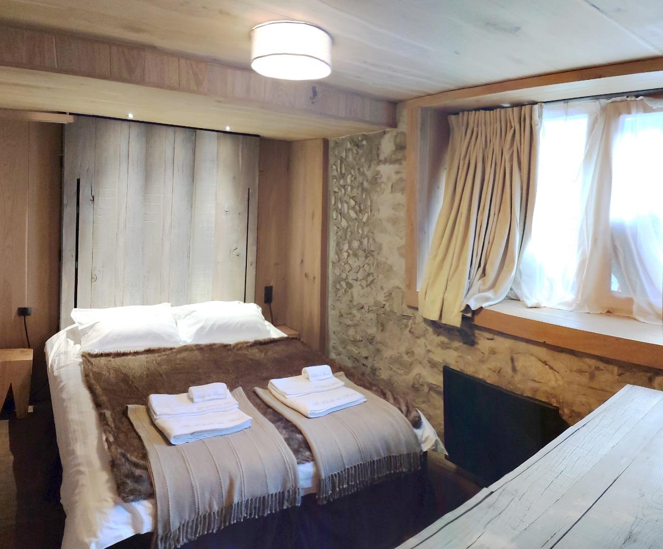 Chambre 2 - La Grande Sassière (avec salle de douche en suite) - toutes les chambres on une télévision avec grand écran de 43"