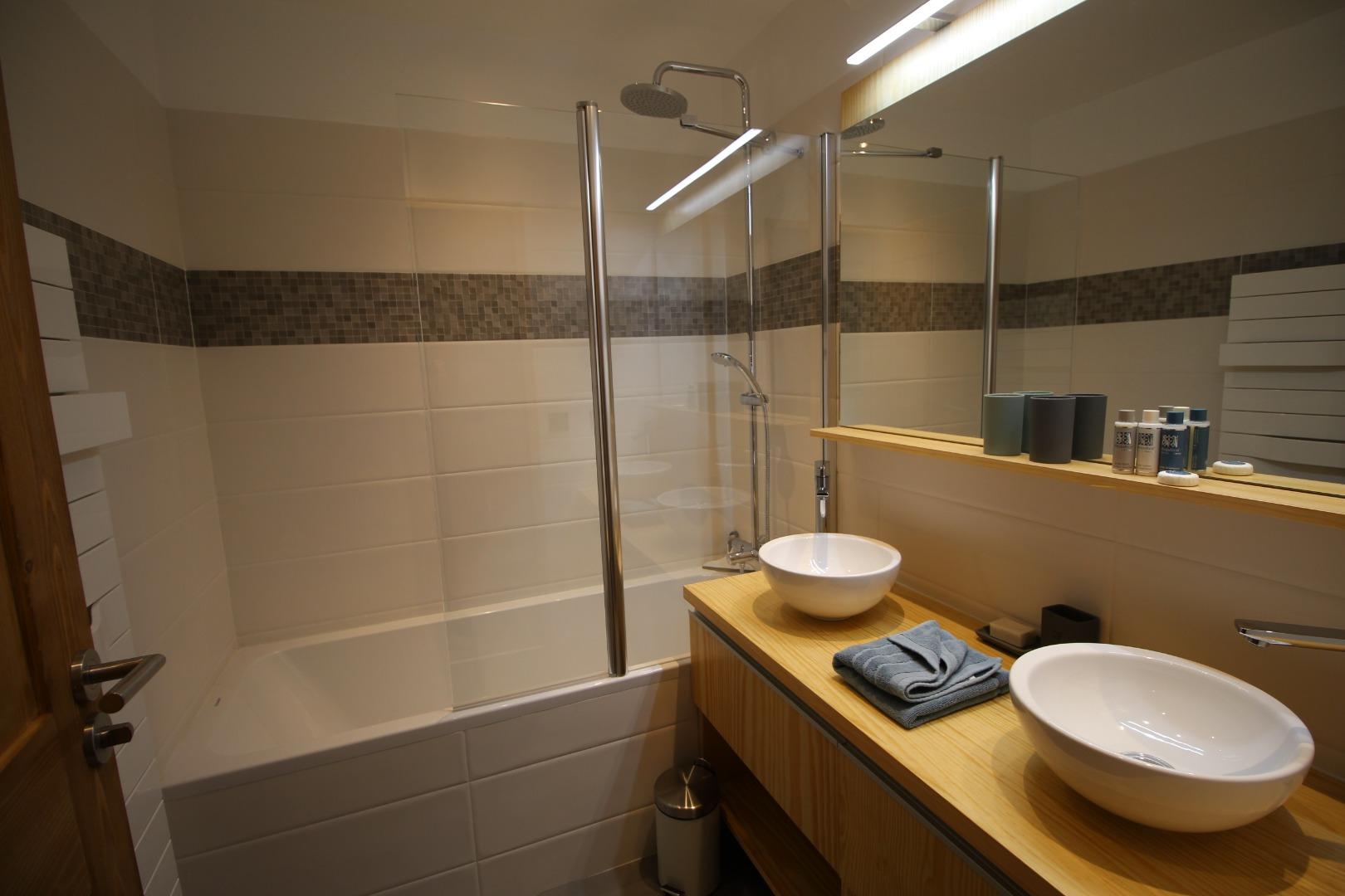 salle de bain baignoire/douche, machine à laver/séchante
