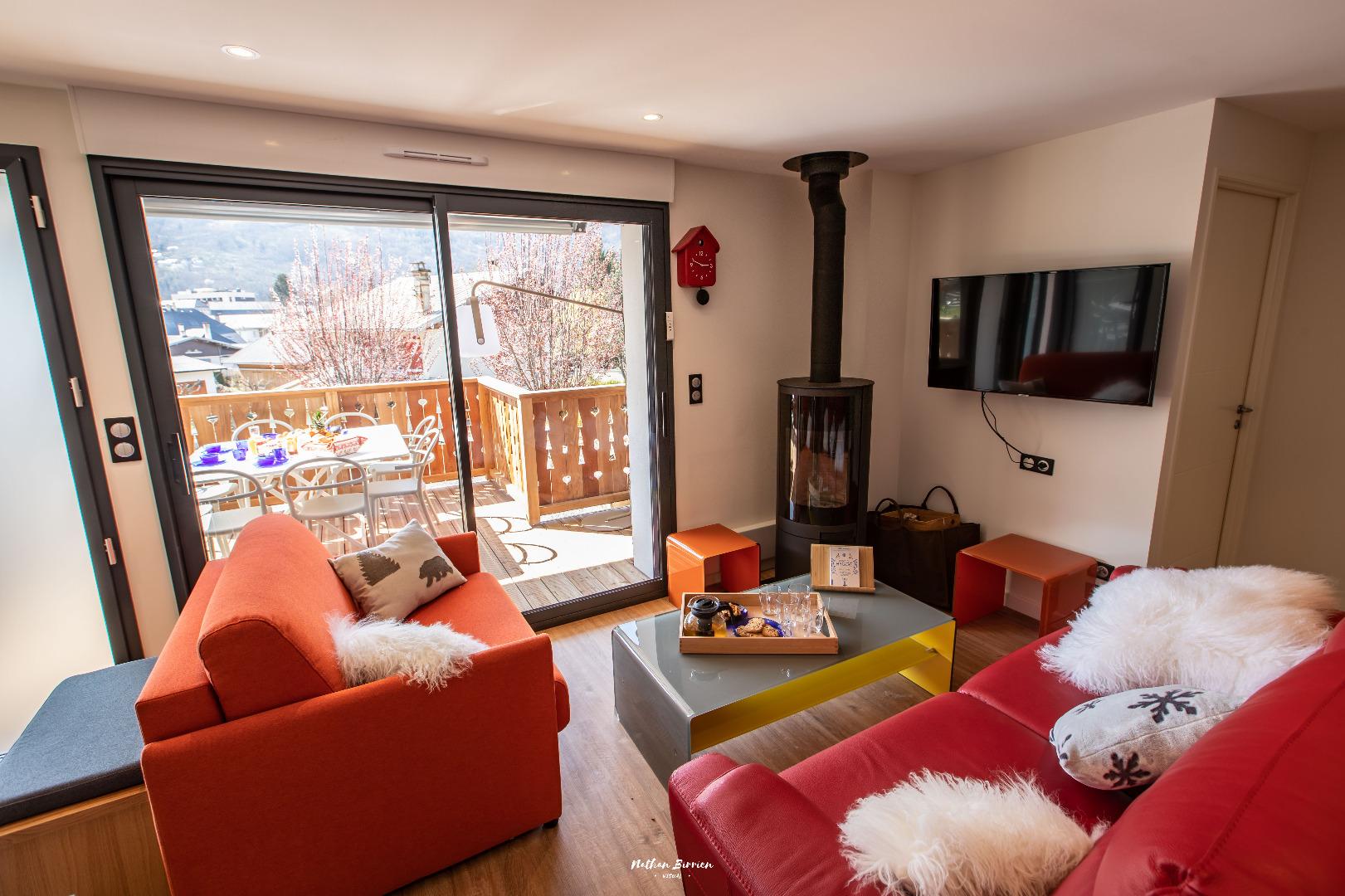 Appartement Cosy: Vue du séjour / coin télé / poêle