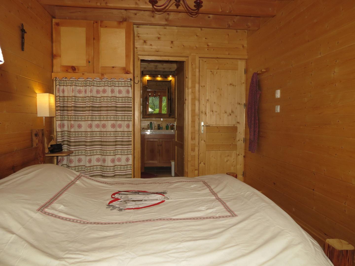Chambre "Combeynot"R+1 avec salle douche attenante.