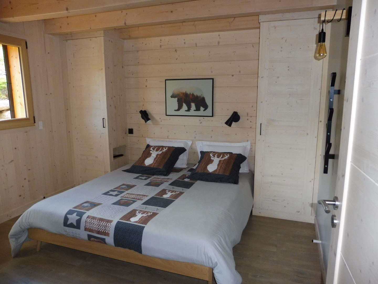 Chambre parentale avec sa salle d'eau, au rez de chaussée