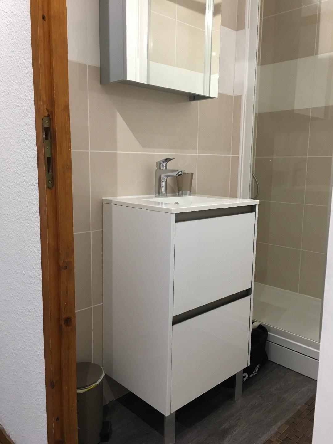 meuble vasque avec 2 grands tiroirs et une armoire de toilette avec miroir 