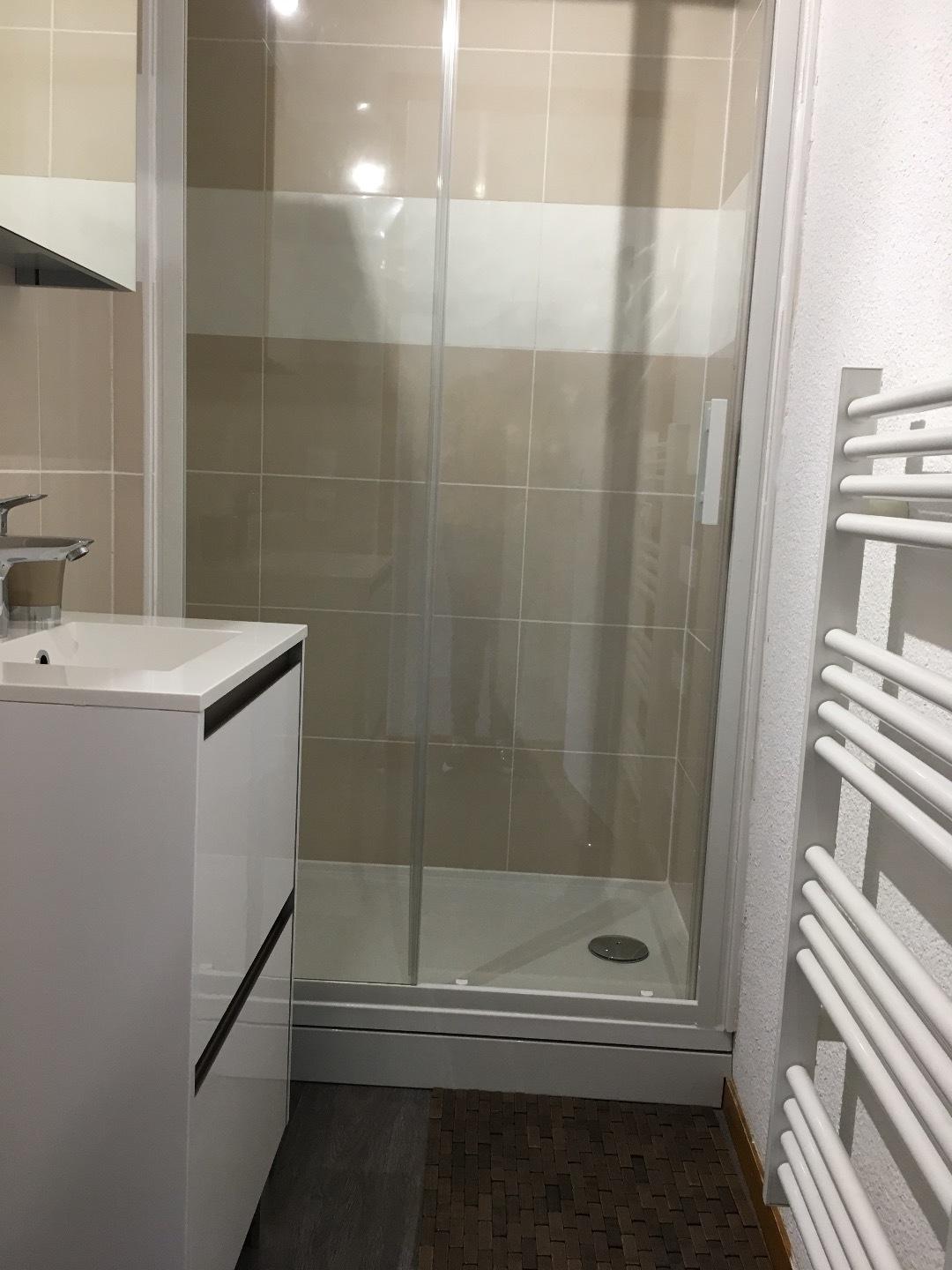 salle de douche avec une cabine spacieuse