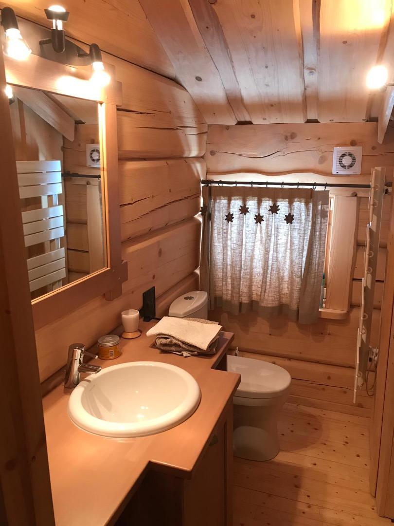 Salle de bain parentale composée d'une douche et de toilettes
