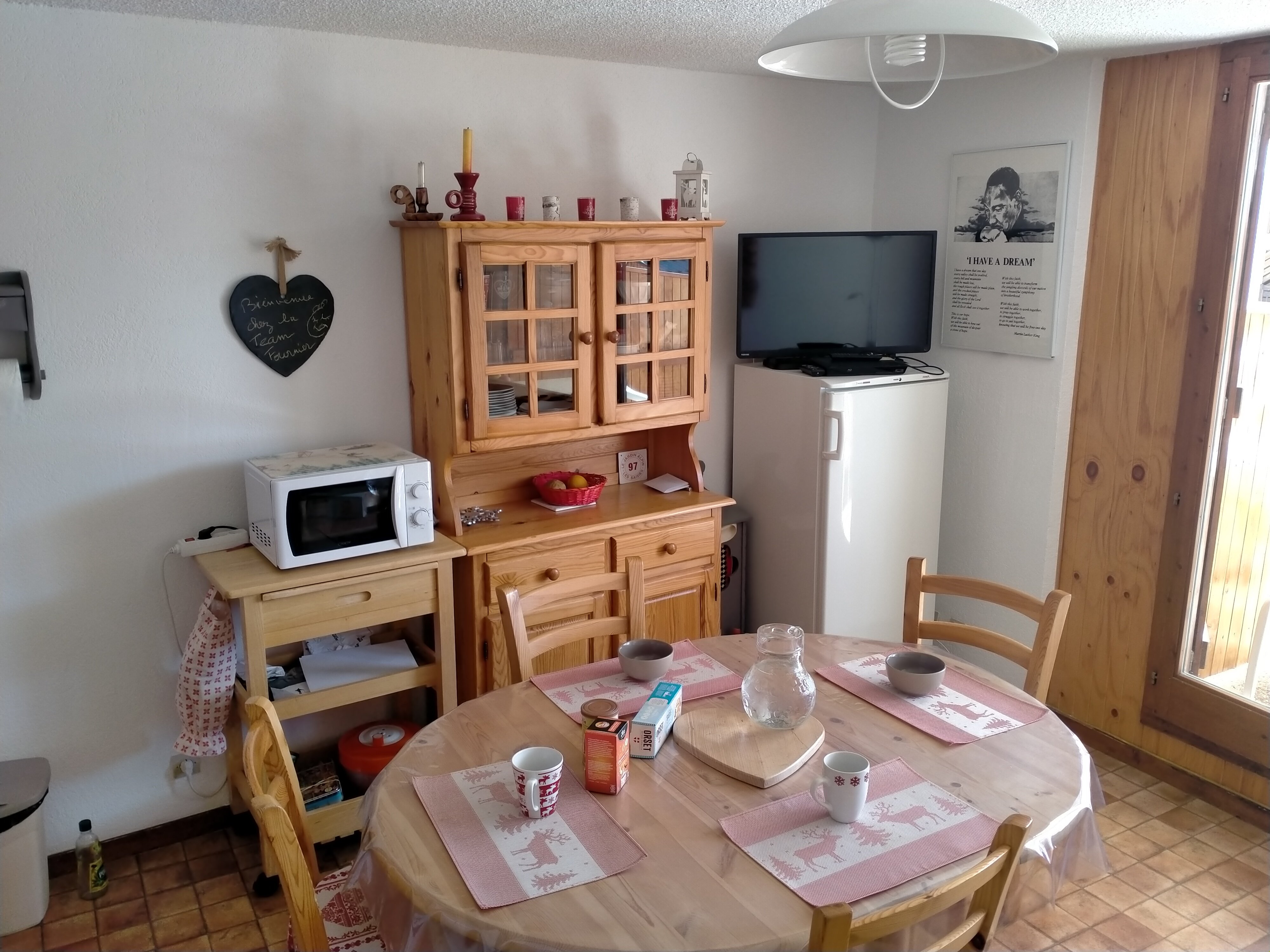 Grand frigo, services à raclette, à fondue, cocotte minute, mixer ...et belle vaisselle