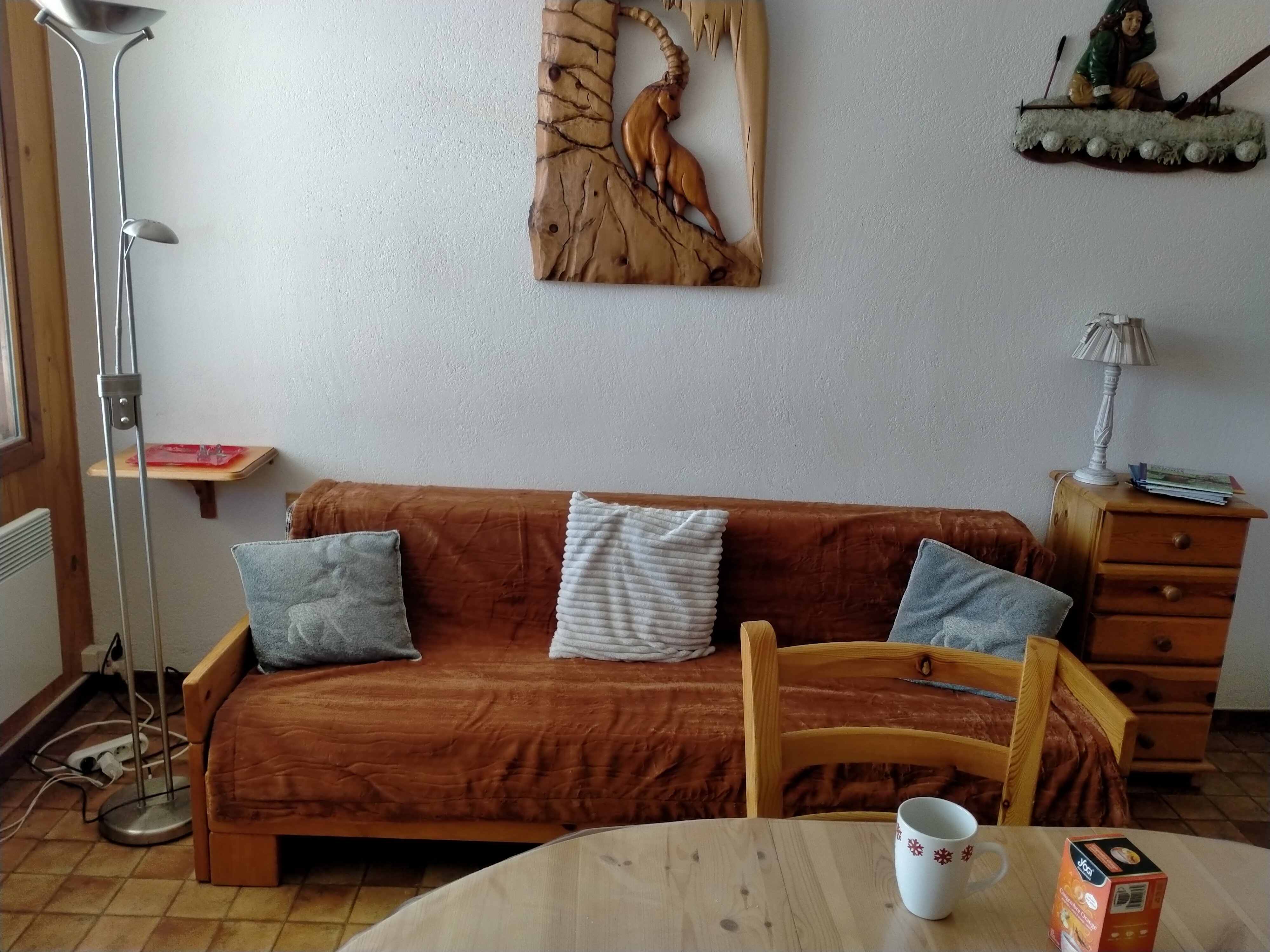 Grande pièce à vivre,  très lumineuse avec Banquette canapé lit  face à l'écran plat TNT avec table séjour et kitchinette.