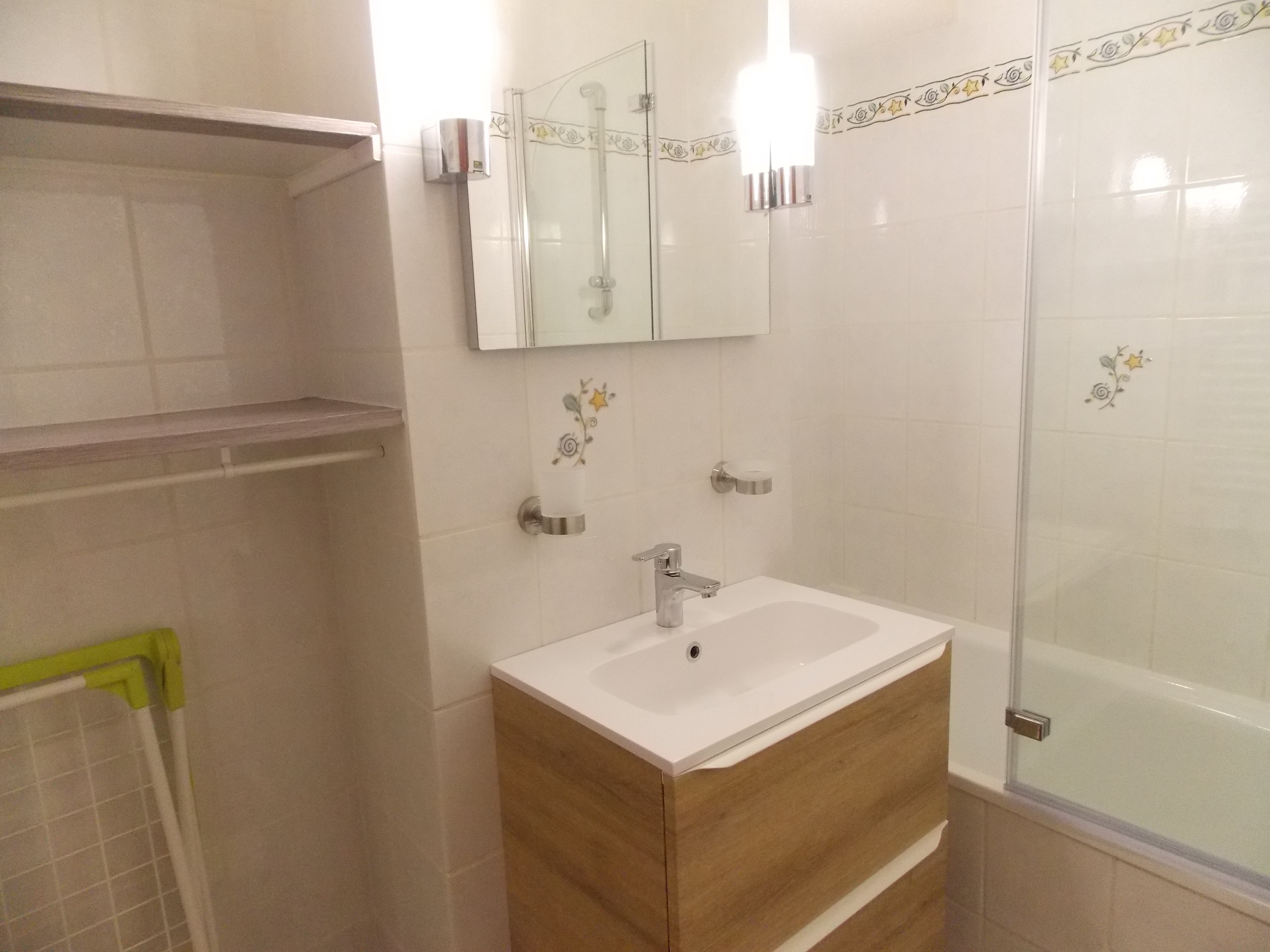 Grande salle de bain,  comprenant lavabo avec 2 tiroirs coulissants, miroir et appliques, baignoire + grand pare-douche tout long baignoire