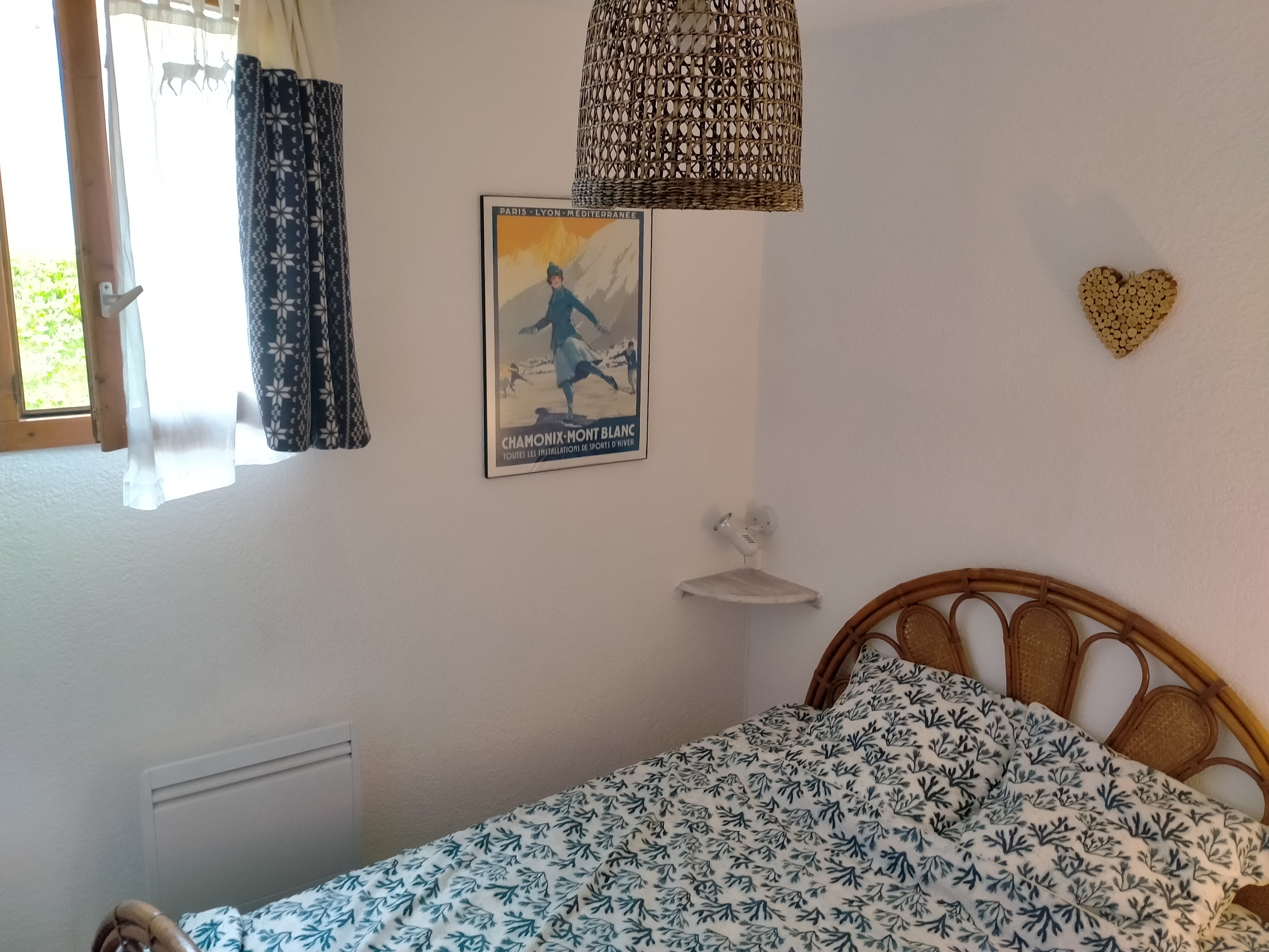 chambre avec lit en 140, avec parquet massif et fenêtre avec volet