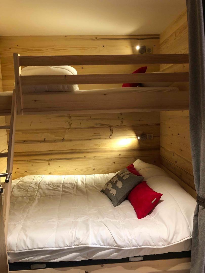 Alcove montagne super cosy (coin adoré des enfants comme des grands). Lit double et lit simple en haut. Rideaux occultants (lumière et son).