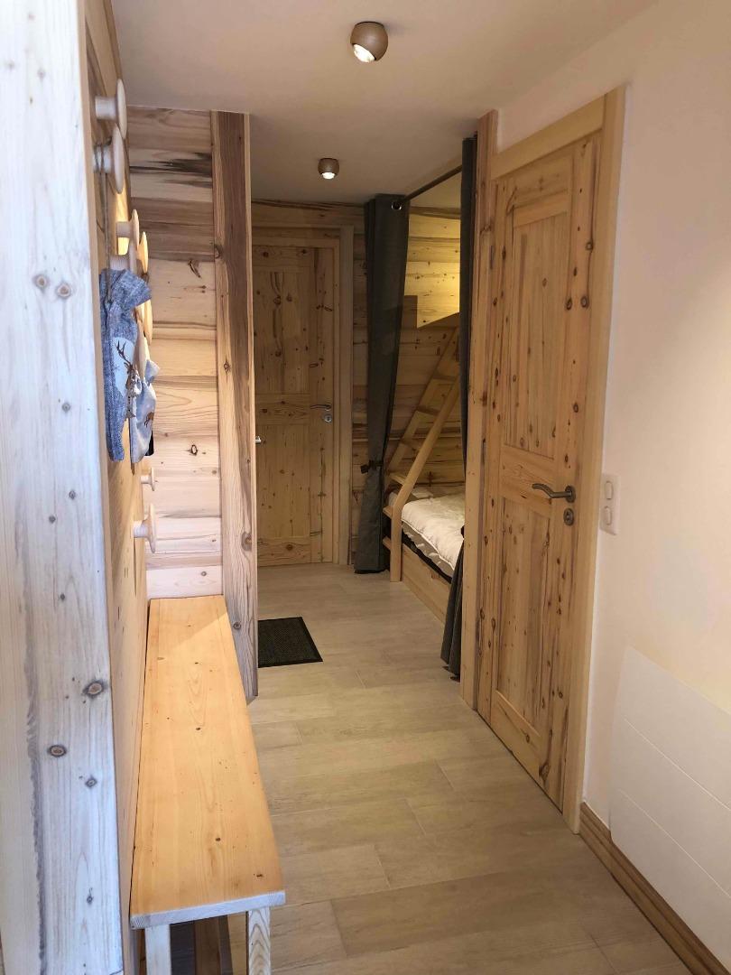 Mur de patères dans l'entrée pour les manteaux, banc pour chausser