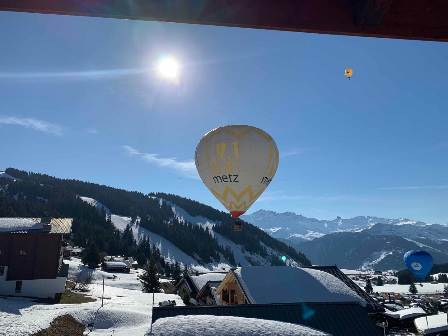 Vue depuis le balcon, sans zoom. Les montgolfières vous frôlent, un spectacle toujours magique.