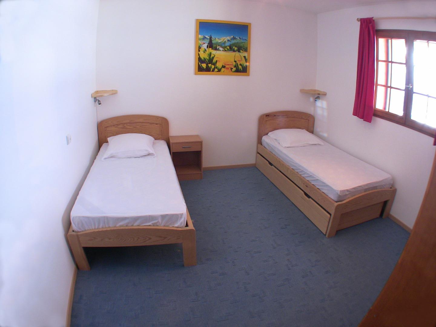 Chambre à 3 lits simple
