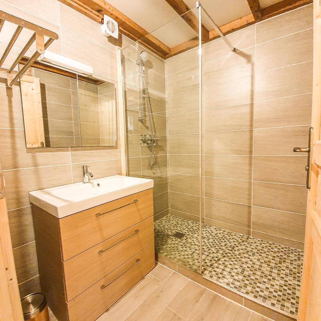 1 salle de bain avec douche spacieuse 