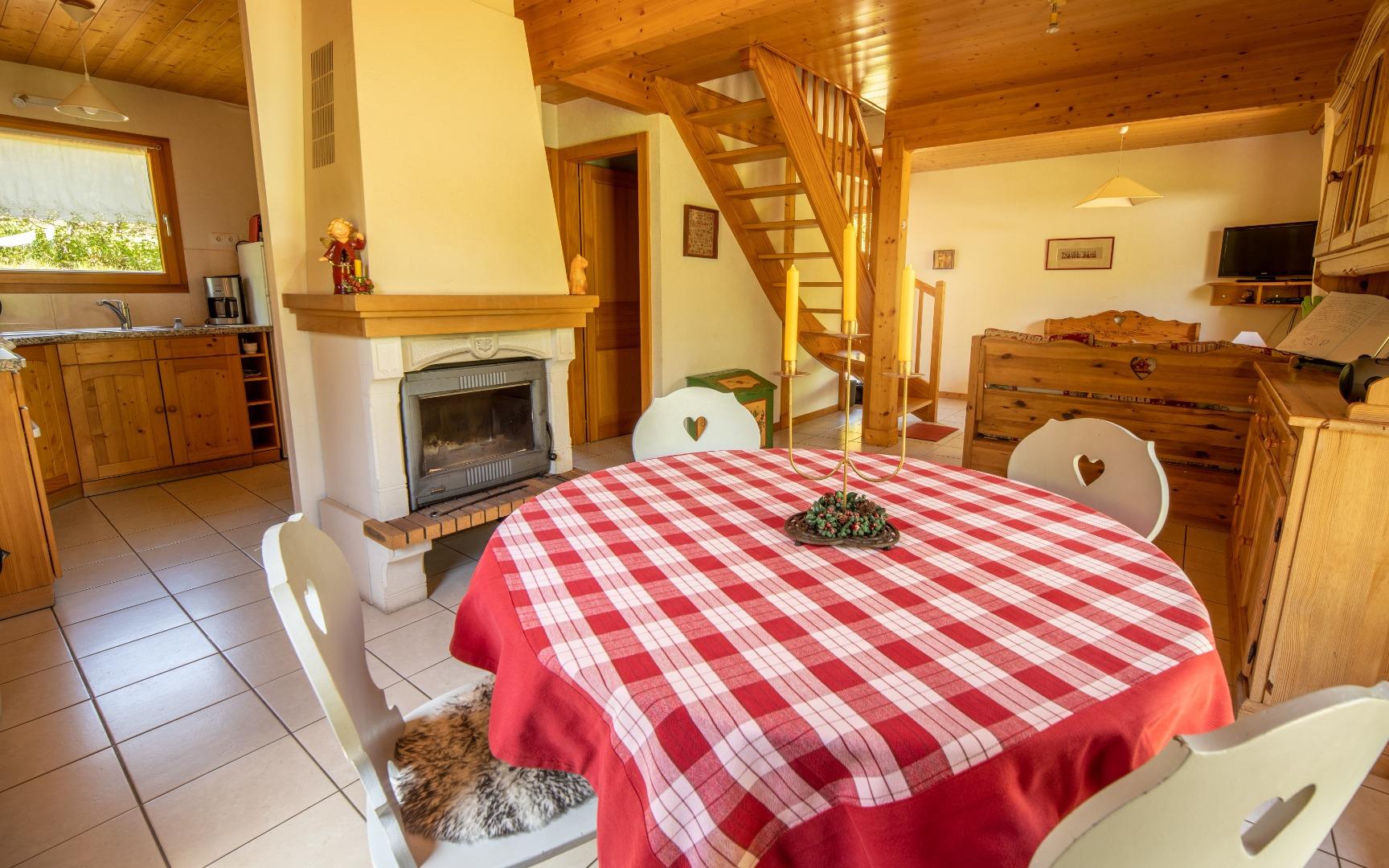 Le coin repas, le salon à droite, la cheminée et la cuisine à gauche..