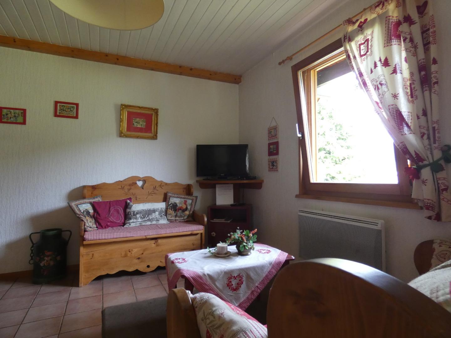 Le salon avec ses 2 canapés,