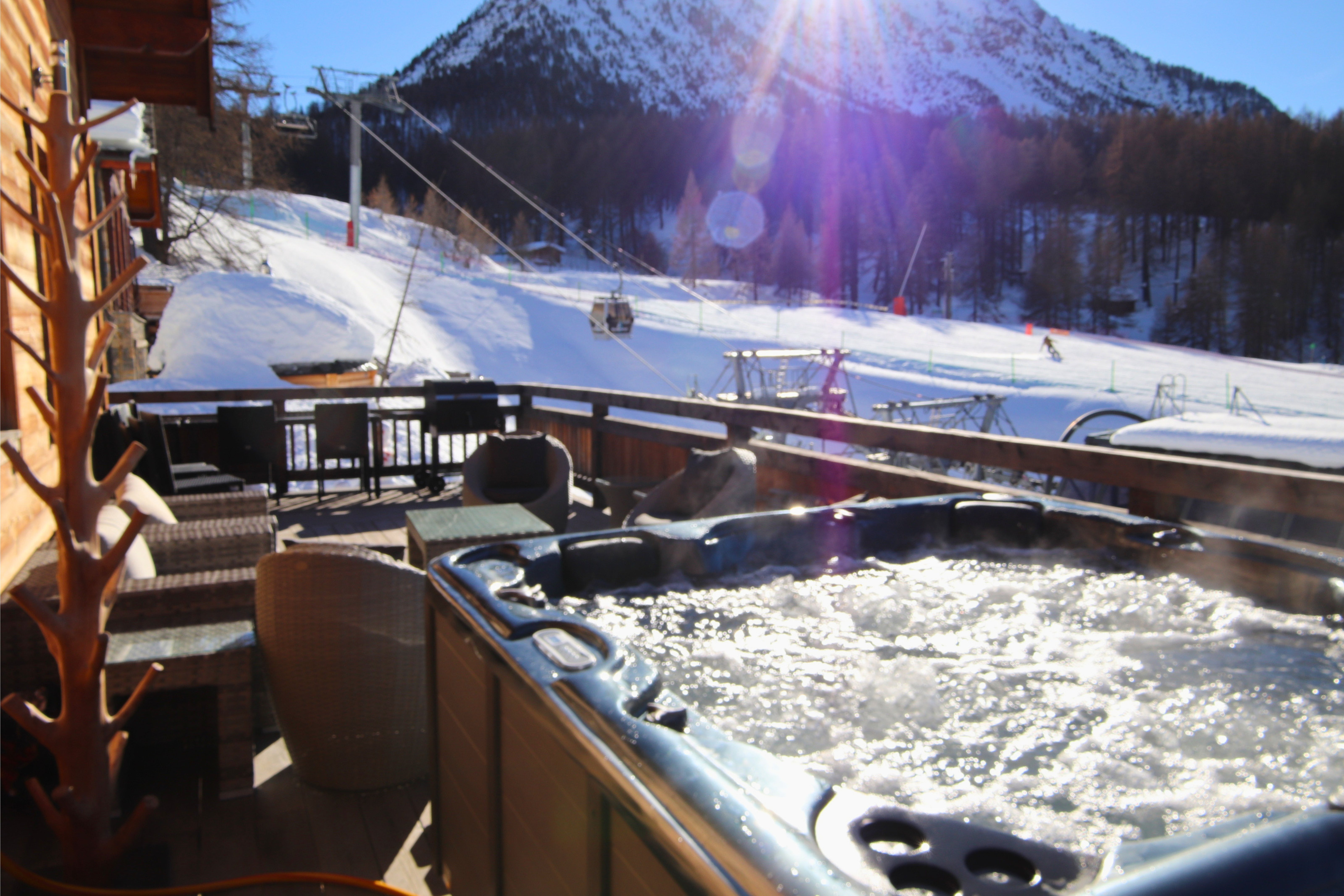 Le spot idéal après-ski : notre jacuzzi chauffé à 37°C sur la terrasse, face au télémix des Chalmettes et aux pistes de ski
