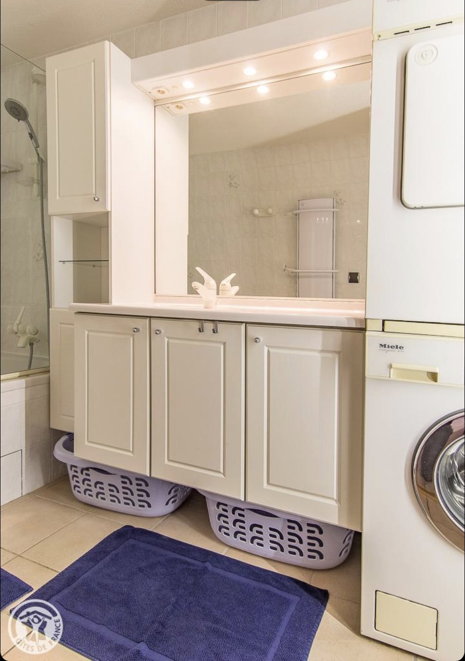 Salle de bain avec baignoire attenante chambre 1