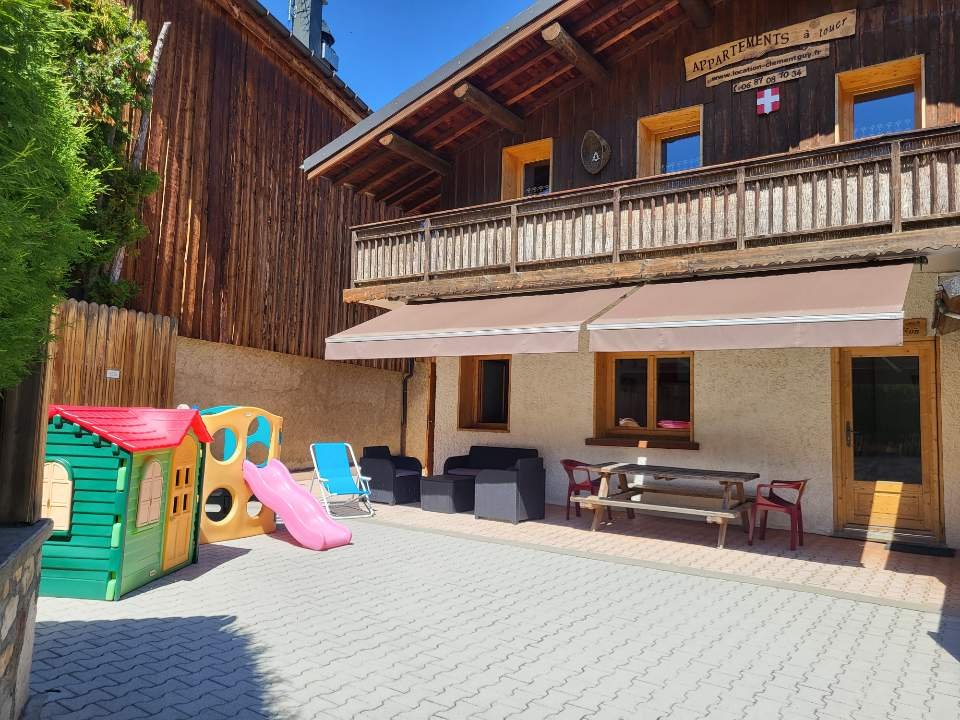 terrasse plein Sud avec store  (1 jeu pour enfants en été seulement)