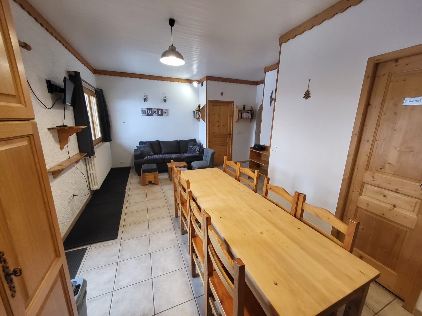 2 grandes tables pour profiter en famille de bons repas