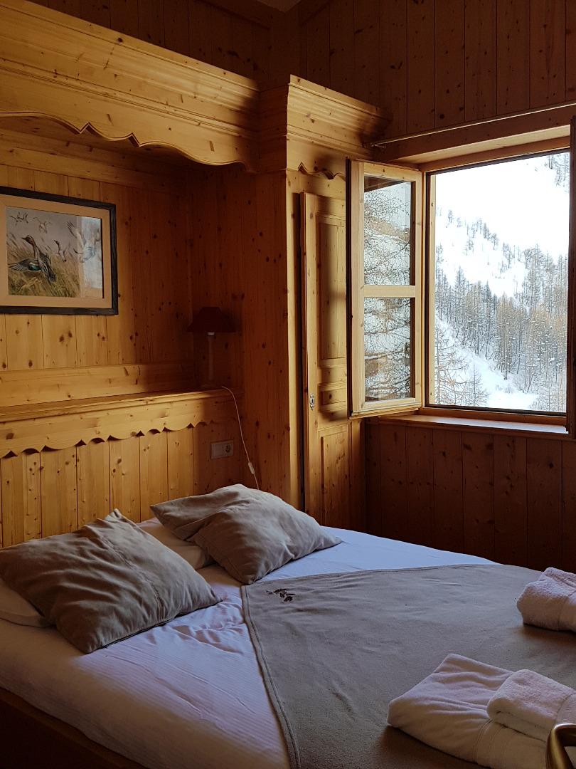 Chambre avec un lit double et vue sur Bellevarde et Val d'Isère.