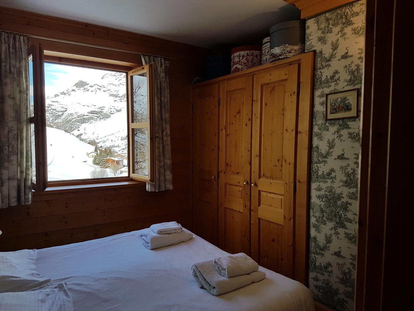 Chambre avec deux lits jumeaux et vue sur Bellevarde.