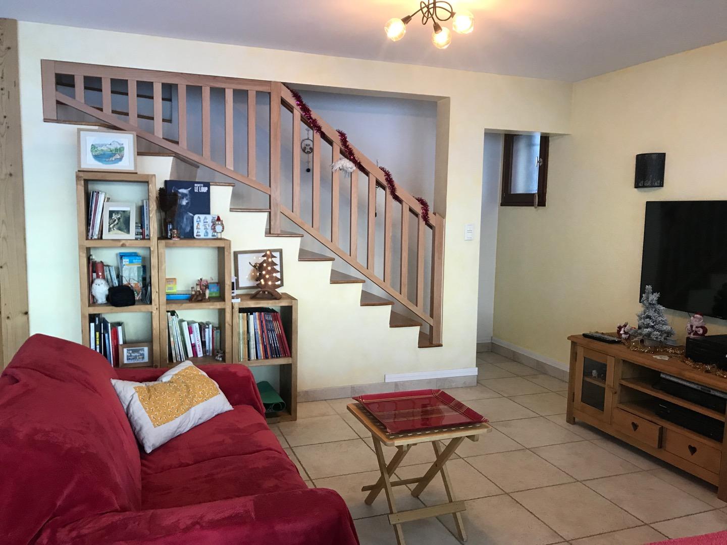 coté télévision et escalier d'accès à l'étage
