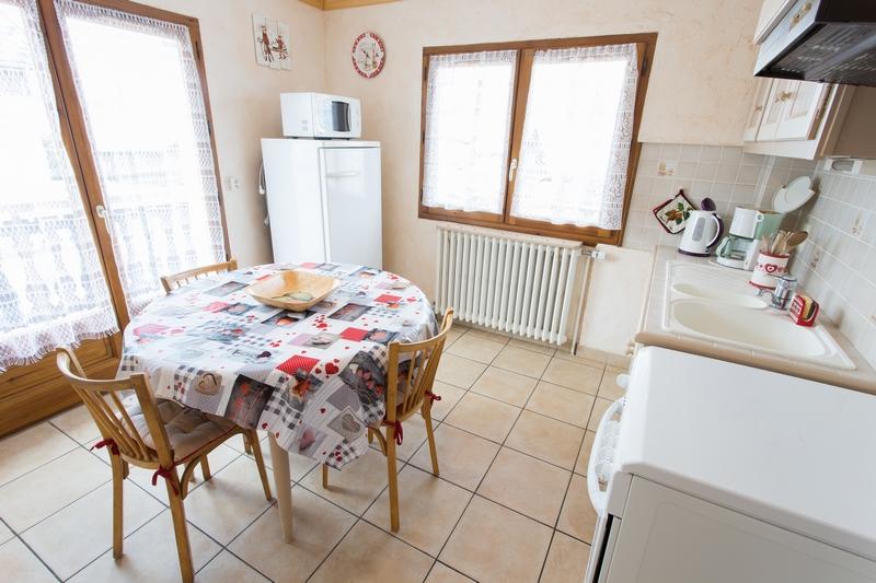 cuisine avec balcon avec vue sur la chaîne des aravis