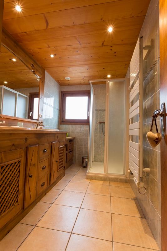 salle de bains avec douche et deux vasques