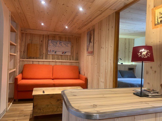 LES GRANGETTES : salon avec 1 canapé RAPIDO en 160 x 200, séparé par la cuisine par 2 escaliers et qui communique avec l'ALPAGE