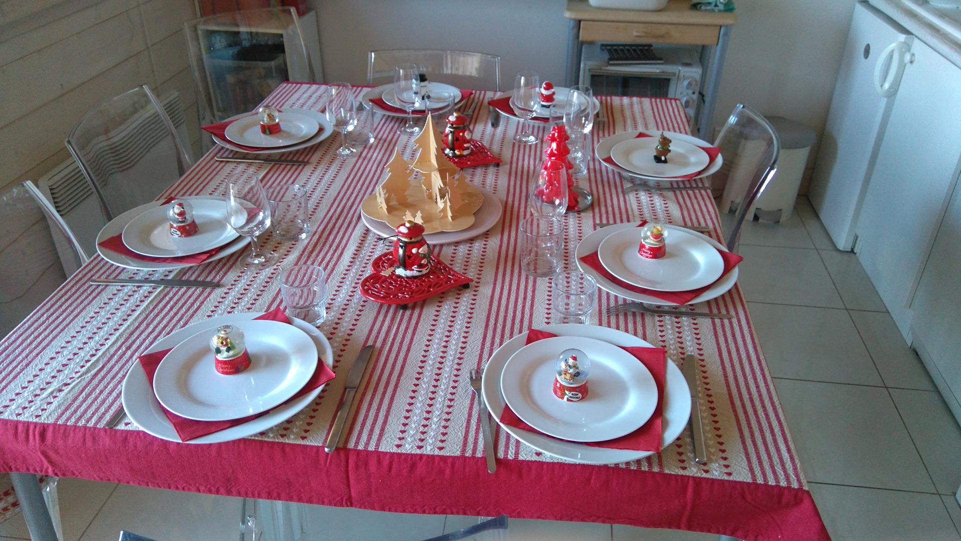 Le coin repas, 2 tables, permettant de manger à 8