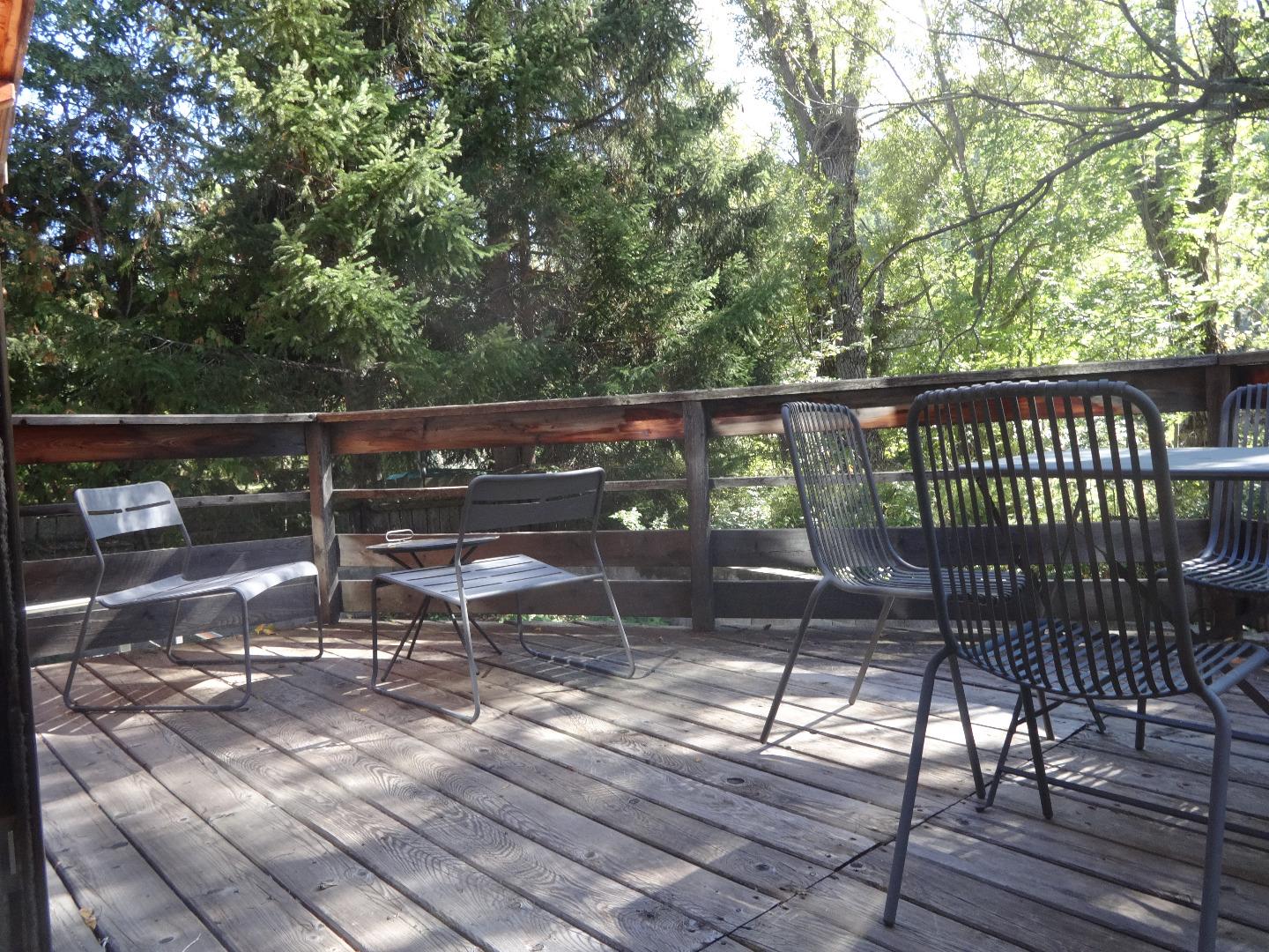 Terrasse avec mobilier de jardin. 