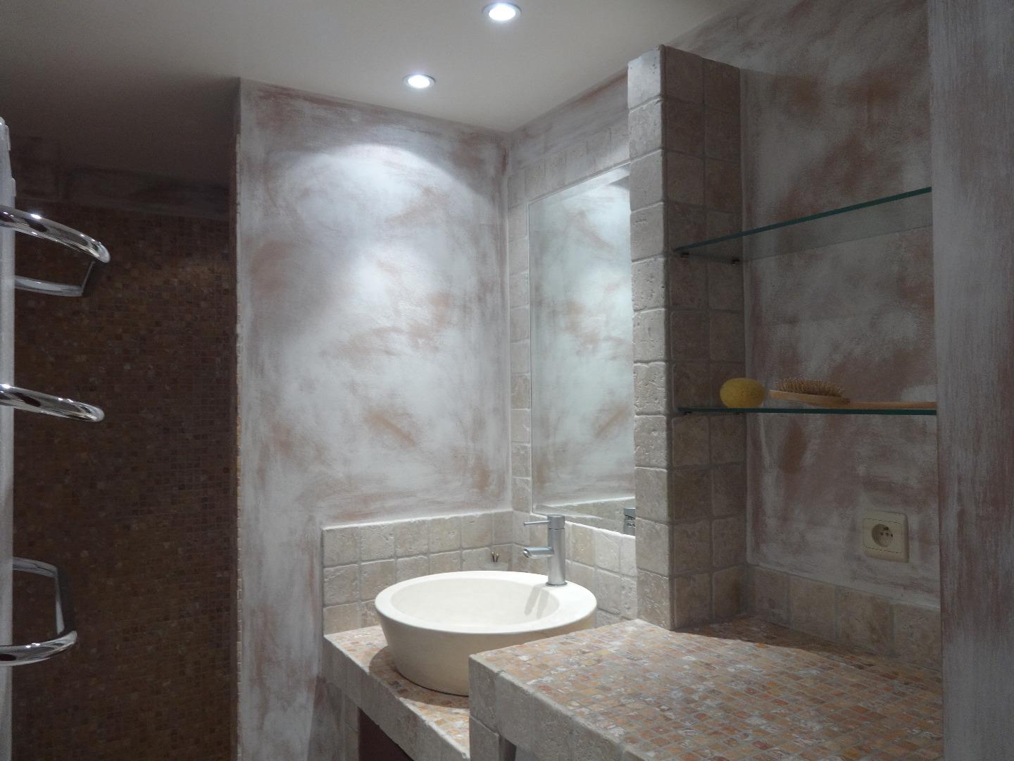Salle d'eau avec douche à l'italienne et sèche-serviettes.
