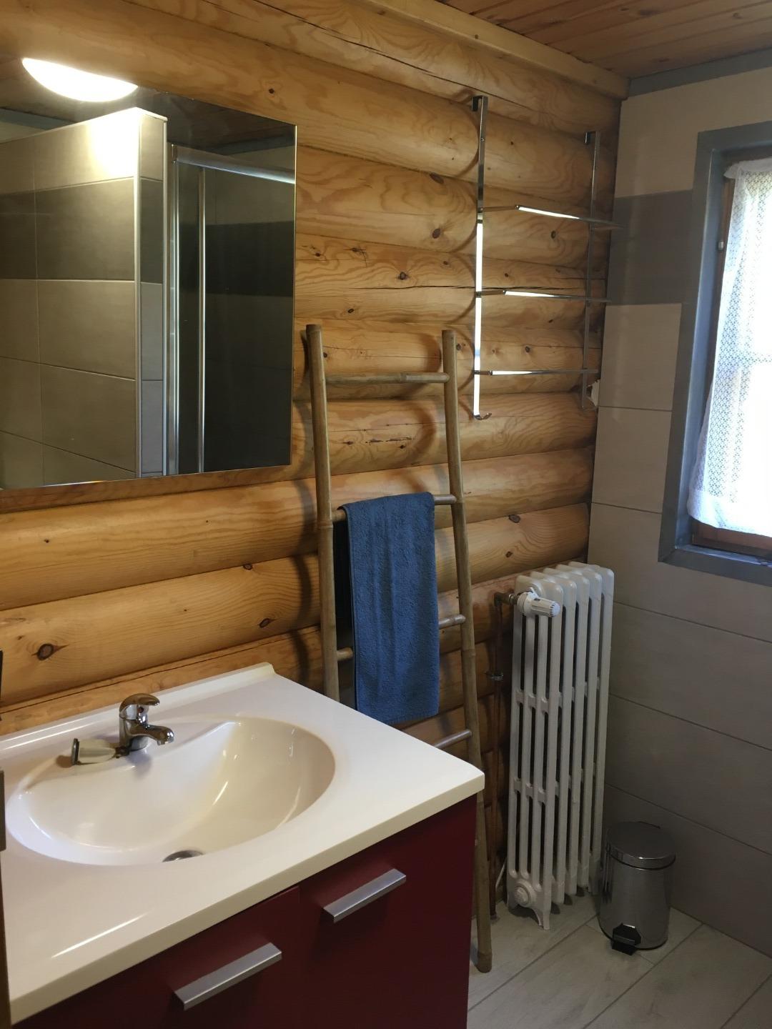 Salle d'eau au 1er, douche, 2 lavabos.