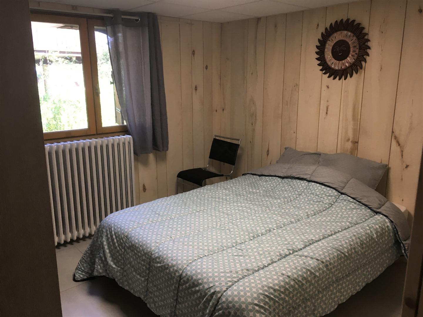 Chambre au rez de chaussée, lit double 140x190, avec dressing.